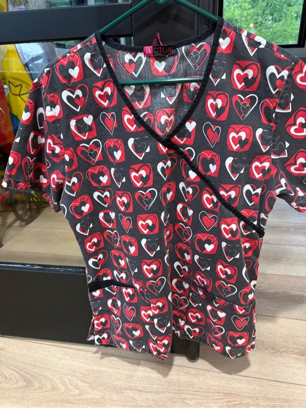 Short-Sleeve Heart Print scrub top Tee - Black & Red